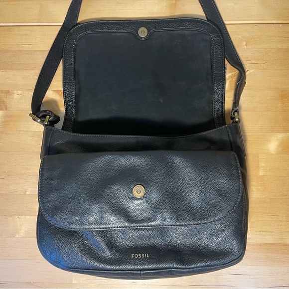 Fossil Black Leather Bag Double Flap Closure onf Front - Picture 8 of 15